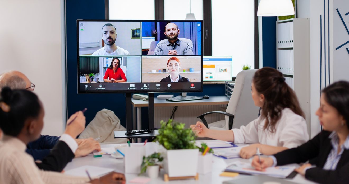 La visioconférence s’est imposée en quelques semaines, à la faveur des différents confinements de l’année 2020, pour devenir aujourd’hui une routine. (DCStudio/Freepik) digital-workplace-solutions-visioconference