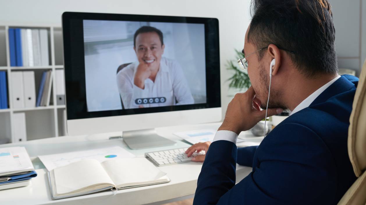 Lorsque l'on se lance dans des webinaires, est indispensable d’acquérir une connaissance sur la propriété intellectuelle car les condamnations peuvent aller jusqu’à plusieurs centaines de milliers d’euros à verser à l’auteur. (Freepik/Pressfoto) webinar-contrat