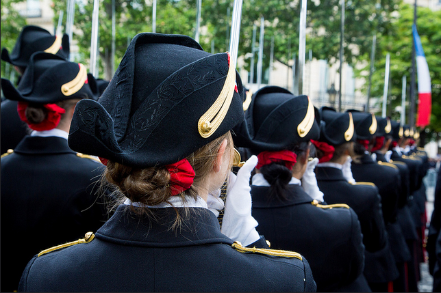 Des polytechniciens défilant pendant le 14 juillet 2014 (Ecole polytechnique)