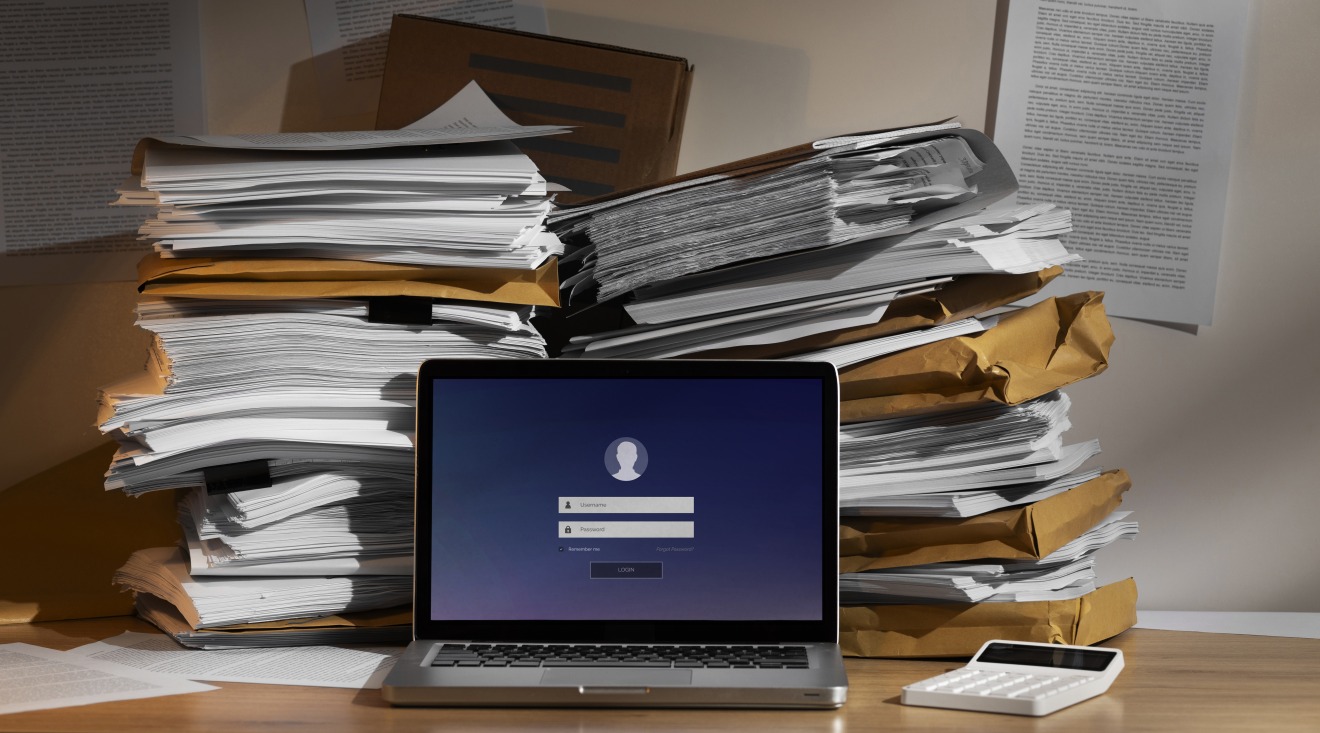 L'archivage électronique occupera une place centrale lors de la Journée Archimag dédiée à la confiance numérique le 22 mai 2025. (Freepik) ordinateur-dossiers-archives-vrac