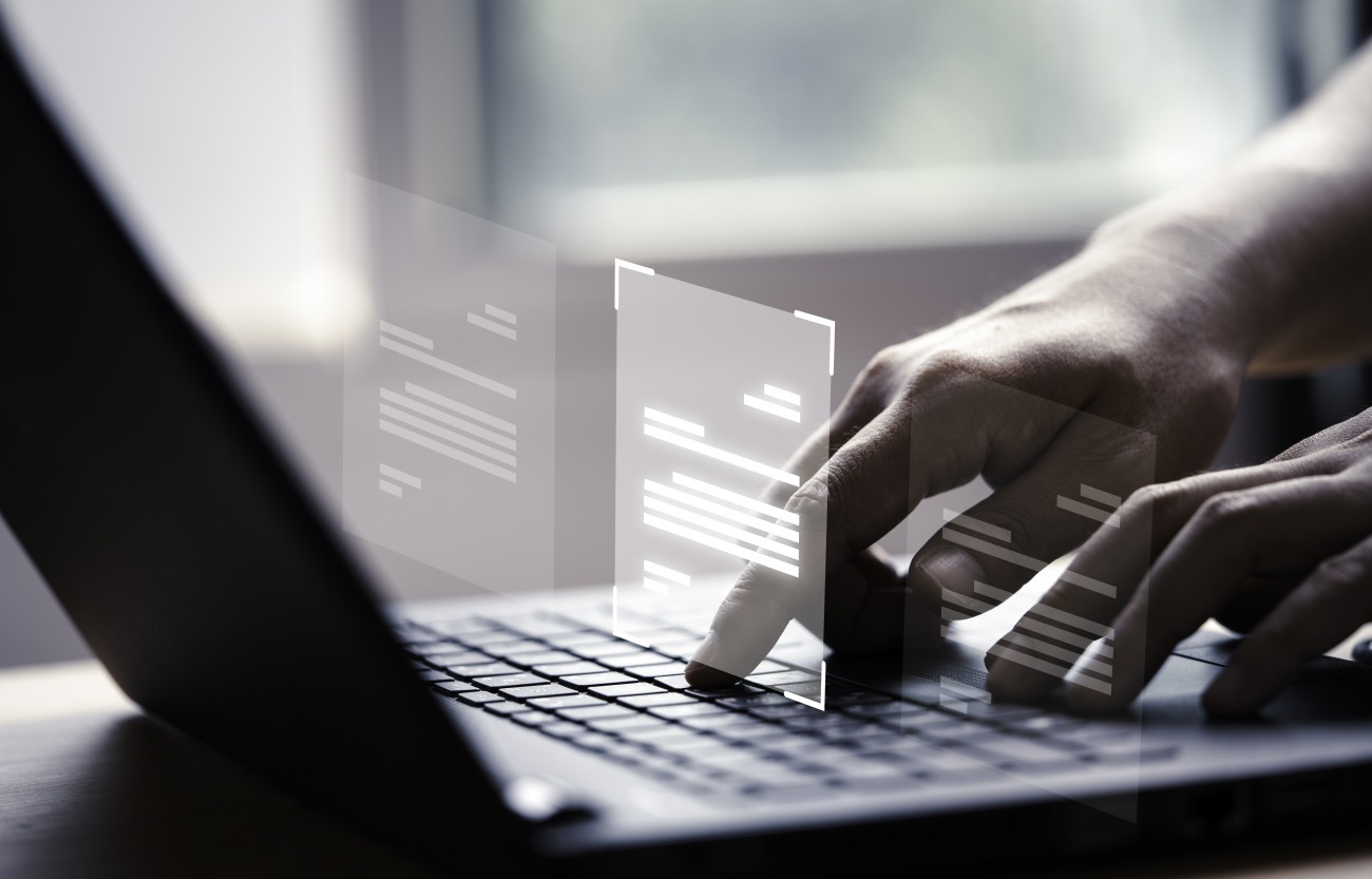 La solution de GED bas-carbone Zeendoc reste la propriété du groupe français Sages Informatique. (Freepik/DilokaStudio) digital-numerique-main-ordinateur-documents-electroniques