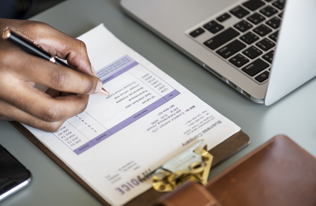 Grâce à Zeendoc, faites de l'obligation relative à la facture électronique une opportunité ! (Freepik/rawpixel.com) gros-plan-business-man-verification-impot-papier