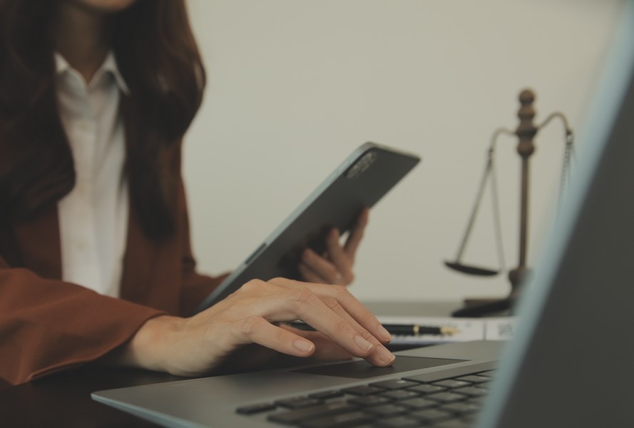 Entre protection des libertés individuelles, inclusivité numérique et durabilité, l’Union européenne trace une feuille de route ambitieuse pour encadrer la transformation numérique et affirmer son rôle sur la scène internationale (Freepik).