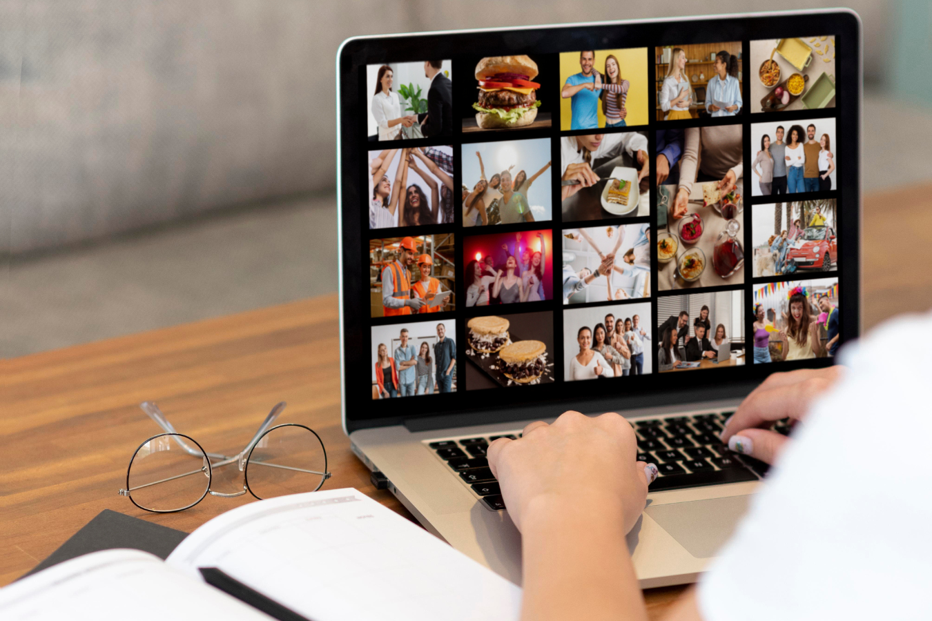 La combinaison du DAM et du PIM contribue à une gestion plus efficace des actifs visuels et des informations produit. (Freepik) zoom-synergies-entre-dam-pim