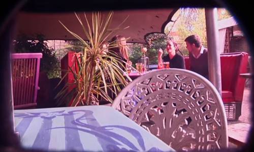 Ami ou étranger ? Comment réagiriez-vous si un inconnu vous abordait de cette façon dans un bar ? (DR)