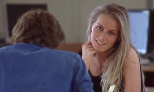 Et vous ? Resteriez-vous concentrés sur vos livres face à la torride prestation d'Anna ? (DR)