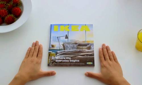"Avec une finesse de 8mm et un poids de moins de 400g, le catalogue Ikea 2015 est livré avec des centaines d'idées de décoration pour la maison pré-installées" précise Ikea. (DR)