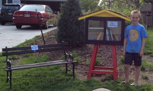 Spencer et sa bibliothèque miniature. (DR)