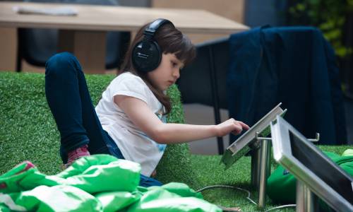 Unir les trésors des bibliothèques du monde entier et mettre la connaissance à la portée de tous pour favoriser la découverte, l'innovation et le progrès. OCLC BIB.JPG