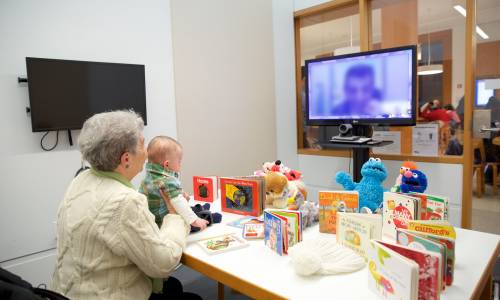 Une famille bénéficie d'une heure de visite en vidéo grâce au programme Telestory. (Gregg Richards / BPL)