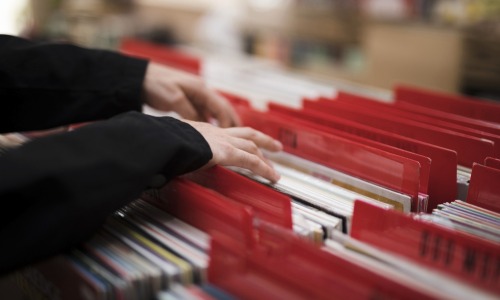 l'AAF regroupe regroupe plus de 3000 professionnels des archives du secteur public comme du secteur privé (Freepik Premium) Association-archivistes-francais-celebre-120-ans