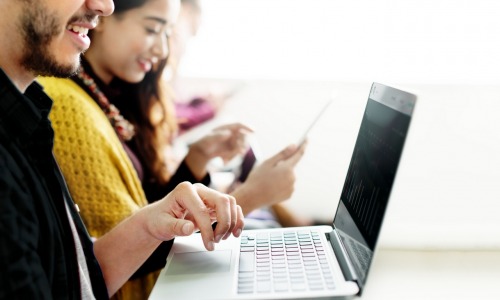 Pour l'open access en bibliothèques universitaires, le sujet des formations est crucial. Mais certains bibliothécaires regrettent le cloisonnement qui les séparent des enseignants-chercheurs. (Freepik/rawpixel.com) bibliotheque-universitaire-open-access-science-ouverte