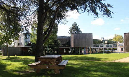 A Sainte-Luce-sur-Loire (Loire-Atlantique), la médiathèque René Goscinny s’inscrit dans une démarche de haute qualité environnementale (DR) bibliothecaires-sont-invites-plancher-transition-ecologique