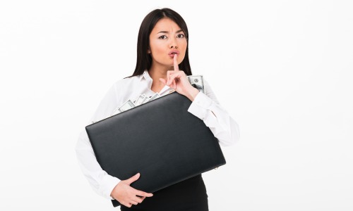 Au-delà de répondre à des exigences de sécurité ou liées à la réglementation, l’outil de signature choisi doit avant tout répondre aux besoins de son utilisateur. Femme chut