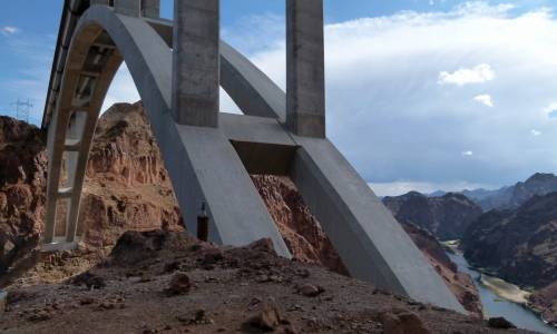 l’EDC est l’espace où toutes les informations du projets (graphiques et non-graphiques) sont collectées, gérées et distribuées (visuel hunt) construction_pont