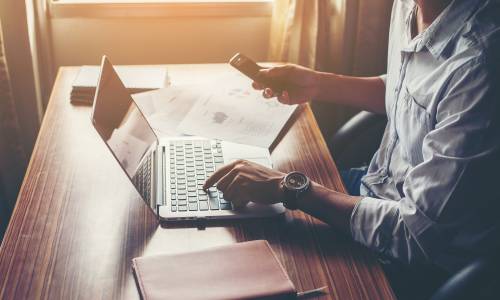 Des outils gratuits permettent d'envoyer de gros fichiers à vos contacts. Archimag a testé 3 d'entre eux : WeTransfer, Smash et Pcloud Transfer. (Freepik/jcomb) envoyer-gros-fichier