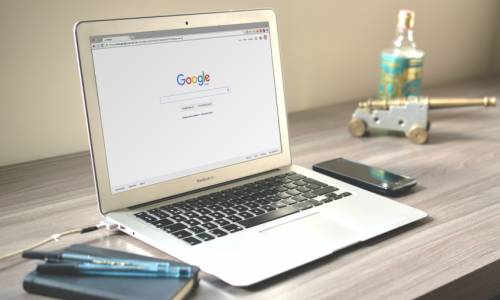 Zoom sur trois extensions Google Chrome incontournables à installer pour optimiser et automatiser sa veille depuis son navigateur web : Feedly, Inoreader et Page Monitor. (Pixabay/StockSnap) Google-Chrome-extension-veille