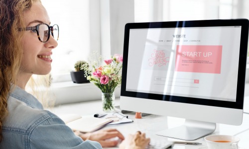 Storyblok : vers une rationalisation des flux de travail et une augmentation de votre productivité. Femme devant un ordinateur