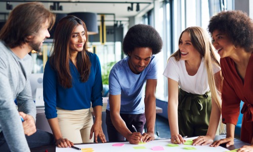 51% de répondants disent être équipés d’une Digital Workplace. Celle-ci est d’abord appréciée pour sa capacité à permettre aux collaborateurs de travailler à distance (54%). Groupe équipe