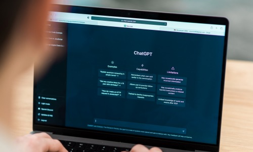 Les œuvres soumises au droit d'auteur indispensables pour entraîner ChatGPT, admet OpenAI. (freepik/frimufilms) IA-OpenAI-admet-avoir-besoin-œuvres-protegees-par-droit-auteur-pour-entrainer-ChatGPT