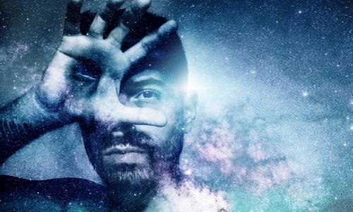 Les moteurs de recherche ne sont pas les seuls outils à faire l’objet de critiques. Les réseaux sociaux sont, eux aussi, accusés de présenter une information orientée sous l’influence des algorithmes. (Pixabay/Lysons_editions) homme-limites