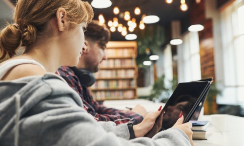 Environ 16 millions de personnes sont éloignées du numérique en France (Freepik Premium / EyeEm) Mediation-numerique-quel-role-bibliotheques