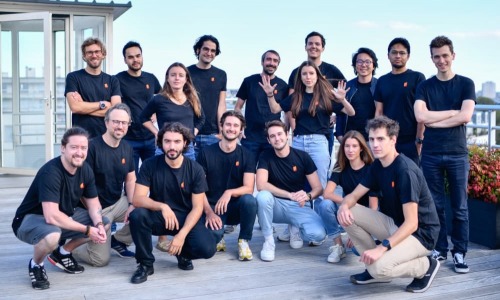 mistral-ai-lancement-mistral-large-chat-ia-generative-intelligence-artificielle