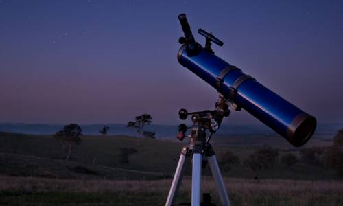 Un télescope pointe vers les étoiles (Ryan Wick / Flickr) Un télescope pointe vers les étoiles (Ryan Wick / Flickr)