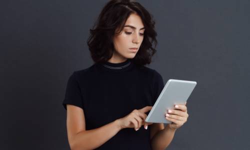 Utilisez-vous la signature électronique pour (faire) signer des contrats à distance, quand vous travaillez en mobilité, en télétravail, ou quand l'un des signataires est à l'autre bout du monde ? (Freepik) signature-electronique-tablette