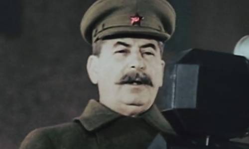 Staline prononçant un discours lors de la manifestation qui s'est tenue sur la place Rouge de Moscou en novembre 1941. (DR)