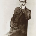 Depuis 1962, la BnF conserve un important fonds Proust. Il s’agit d’une collection unique au monde, la seule de cette importance conservée dans une institution publique (Marcel Proust par Otto Wegener, 1895).