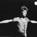 David Bowie lors d'une tournée dans les années 1970 (© Victoria and Albert Museum) archives-David-Bowie-portee-de-main