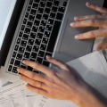 Quadient accélère dans l’automatisation digitale des processus financiers de recouvrement, de paiement et d’achat en Europe avec l’acquisition de Serensia (Freepik).